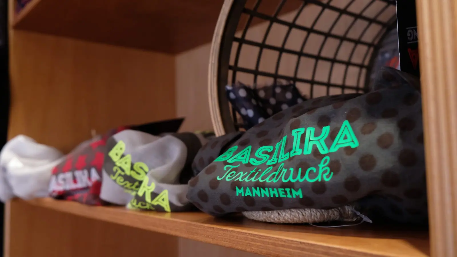 Bedrucktes Multifunktionstuch mit Neon-Motiv aus der Basilika-Werkstatt