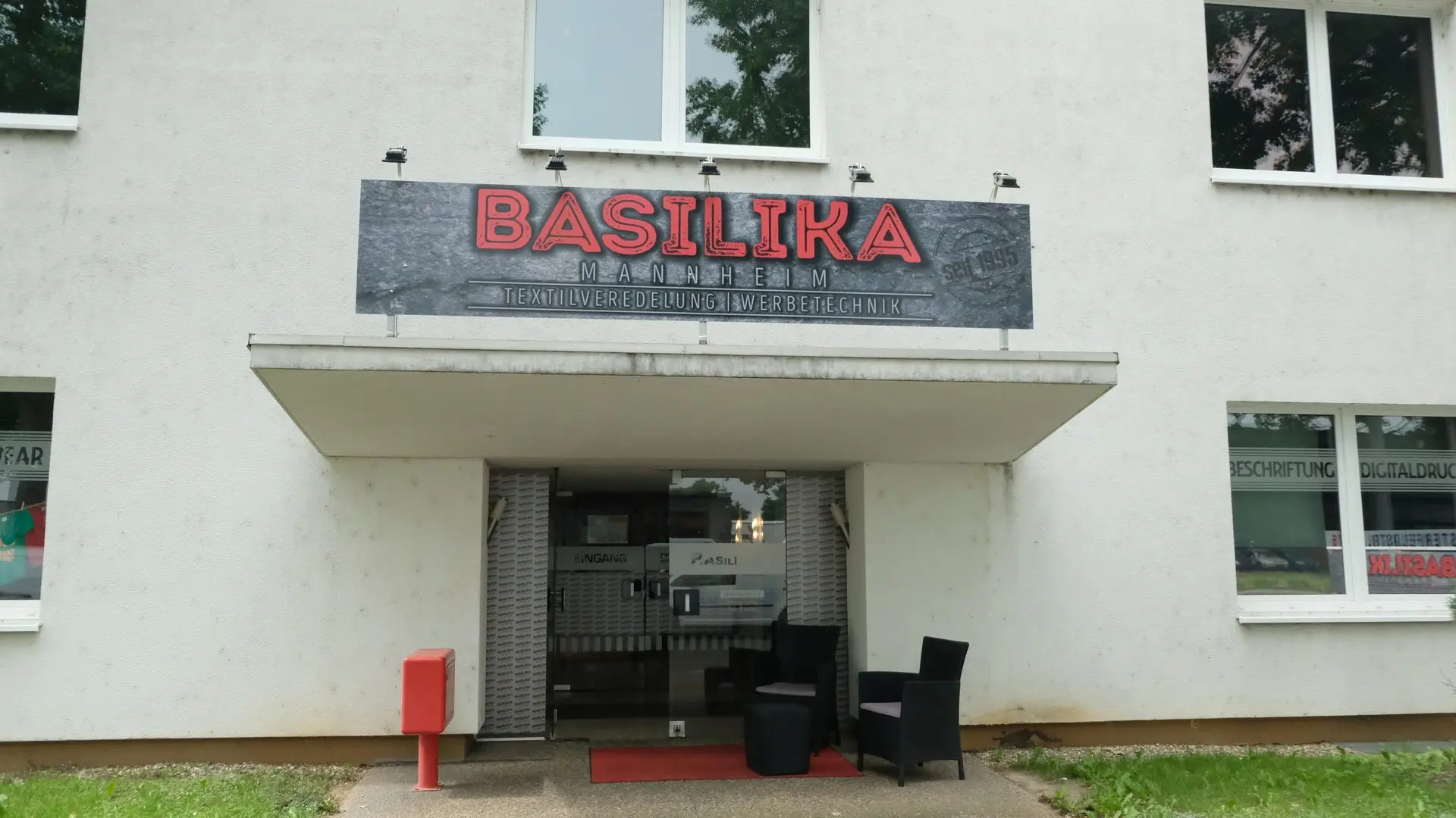 Der Basilika-Laden in Mannheim-Neckarau mit großem Schild über dem Eingang