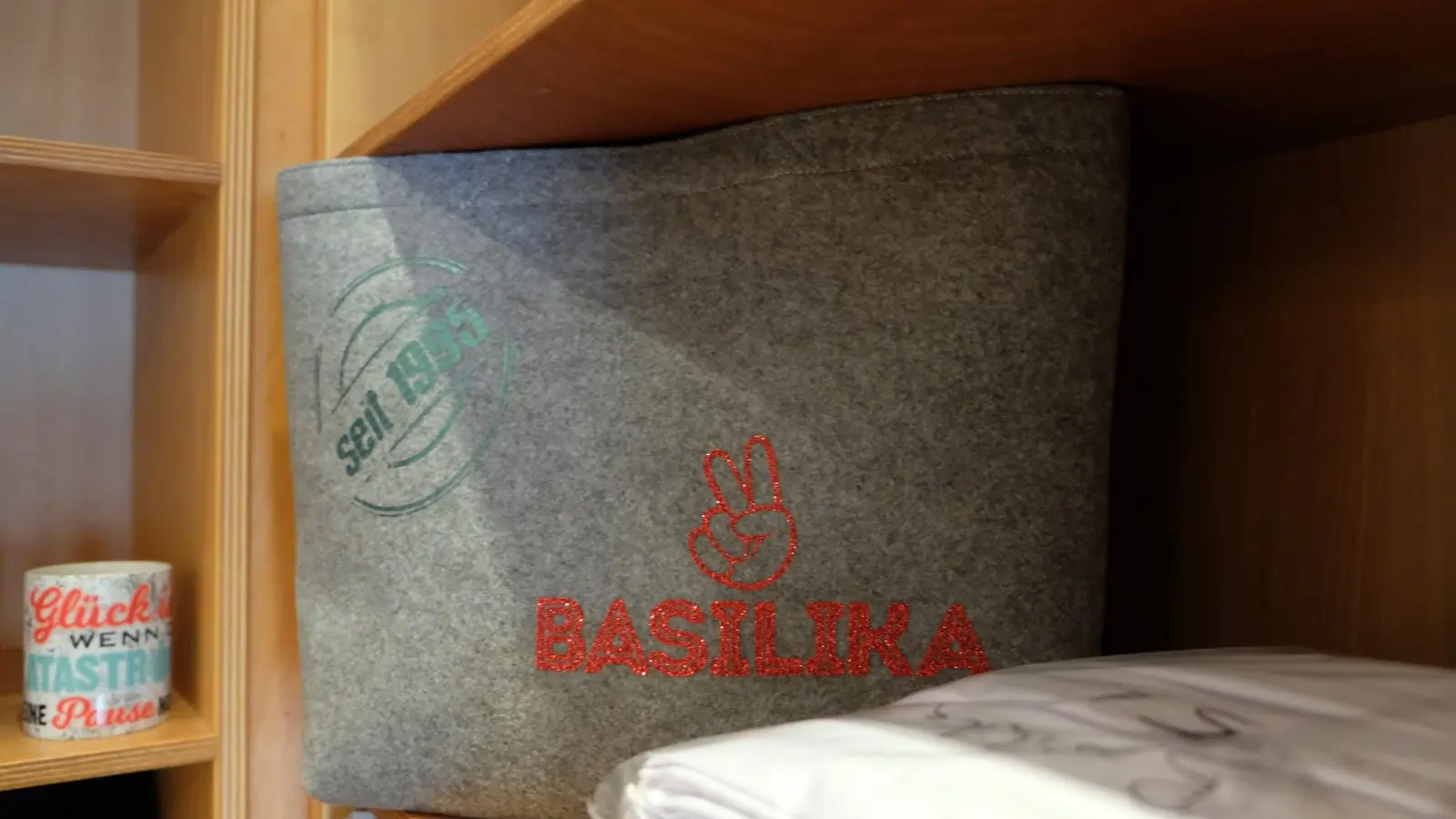 Filztasche mit Basilika-Schriftzug, eine Arbeit aus der Werkstatt