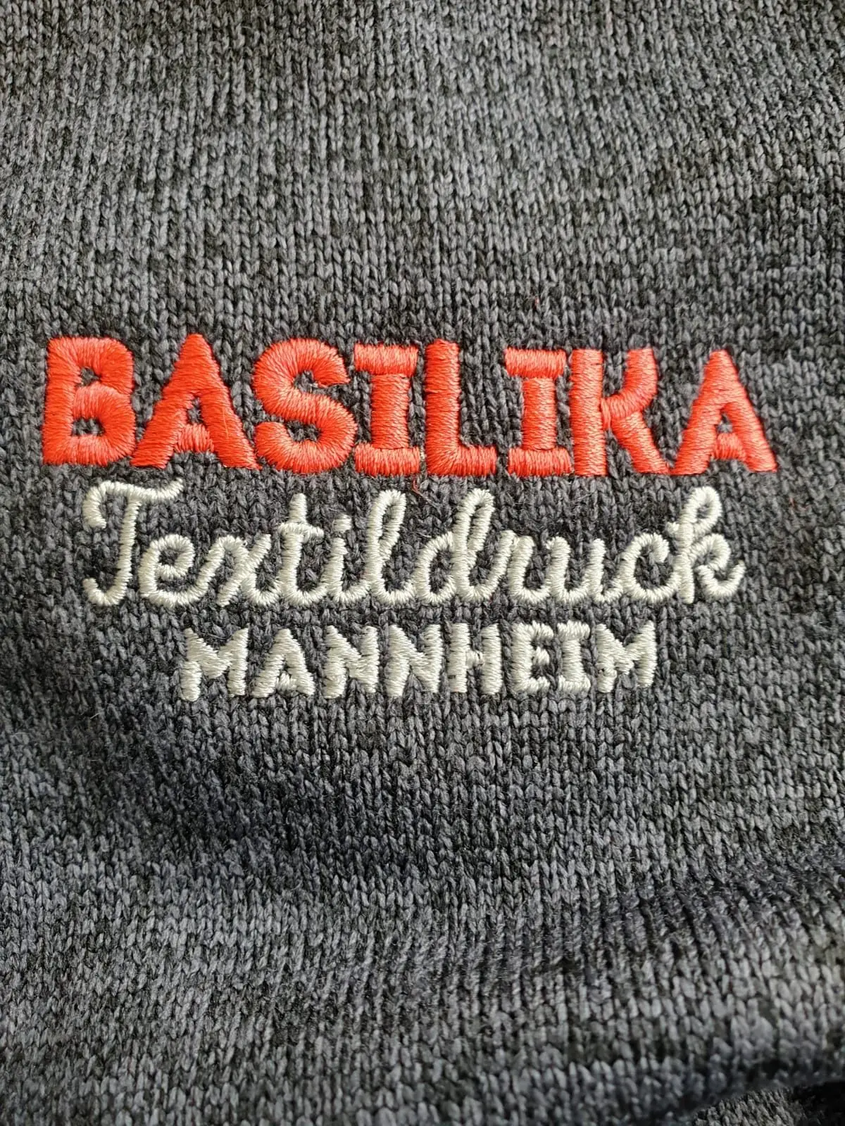 Gesticktes Basilika-Logo, rote Stickerei auf dunklem Textil